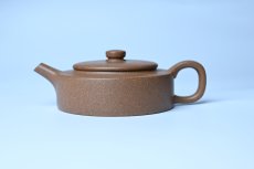 紫砂壶图片：美壶特惠  精工老段周盘壶 小壶难做 易泡养 杀茶利器 - 全手工紫砂壶网