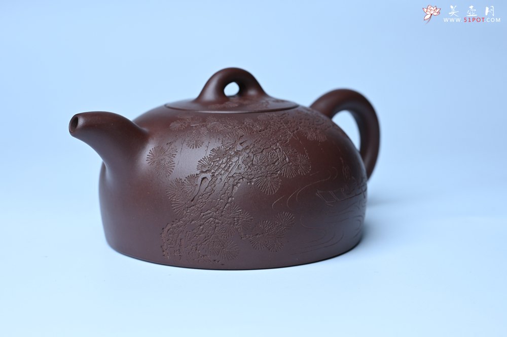 紫砂壶图片：油润底槽清 卡盖难度相当大 全手工半月紫砂壶  君臣一梦,今古空名 但远山长,云山乱,晓山青 - 全手工紫砂壶网