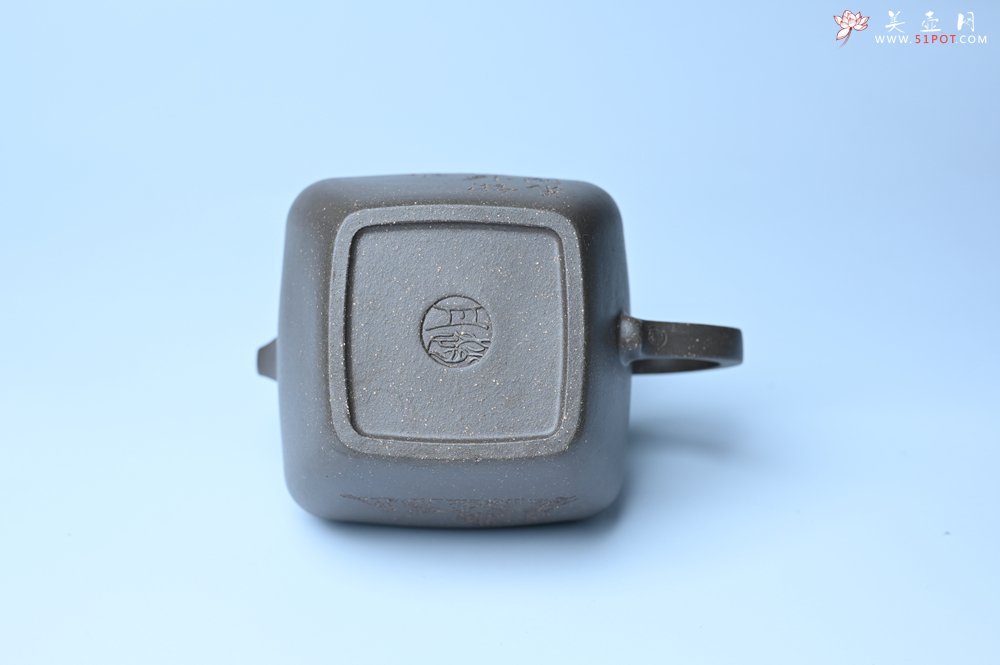 紫砂壶图片：美壶特惠 精致青灰段泥混方巨轮壶 茶壶 无事竹间坐 有情化外游 - 全手工紫砂壶网