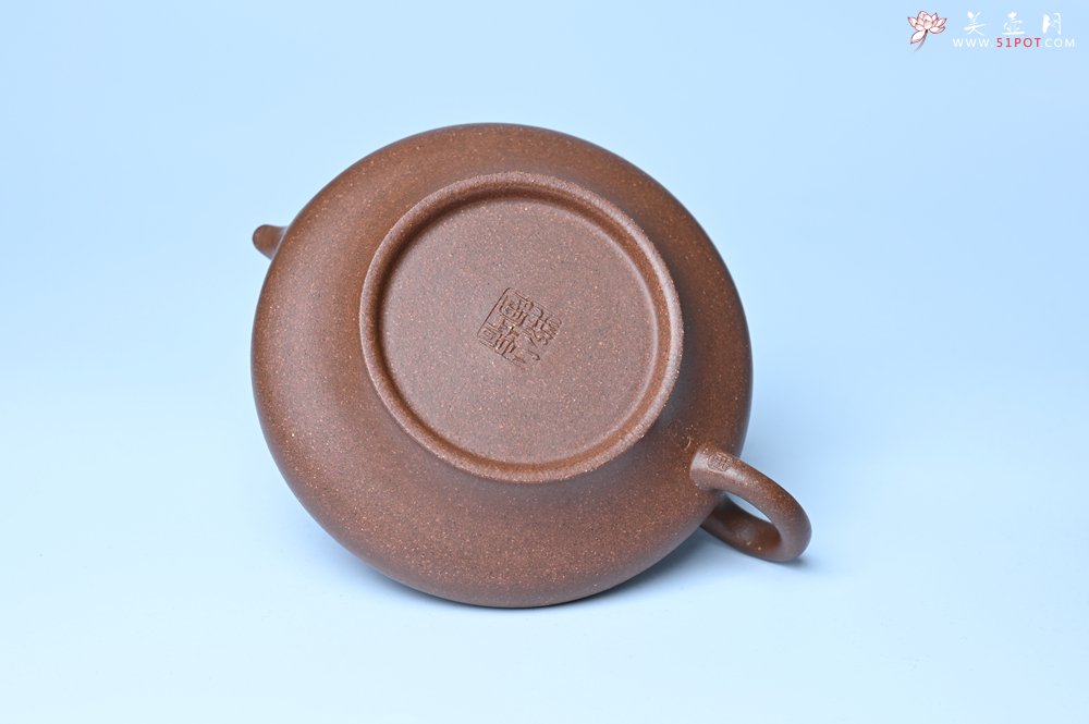 紫砂壶图片：潜力股周小培 特好文革老紫泥 全手工虚扁壶 难度大 好壶期待与您结缘 - 全手工紫砂壶网