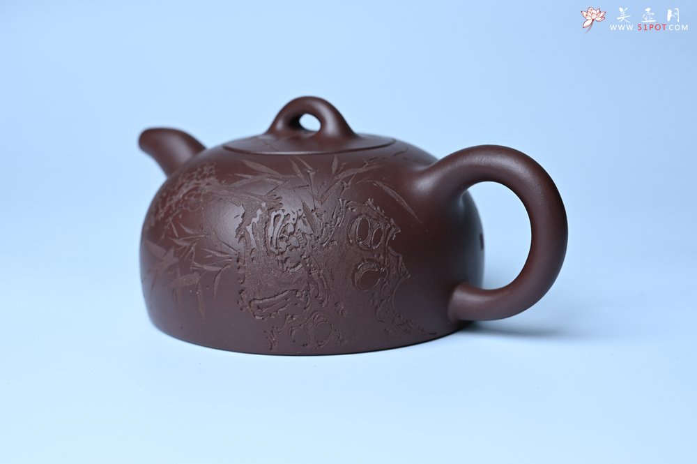 紫砂壶图片：潜力股周小培老师 油润底槽清 卡盖难度相当大 全手工半月紫砂壶 花间渴想相如露,竹不闲参陆羽经 - 全手工紫砂壶网