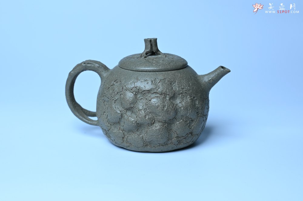 紫砂壶图片：美壶特惠 特好老青段泥云松供春壶 茶人醉爱 - 全手工紫砂壶网