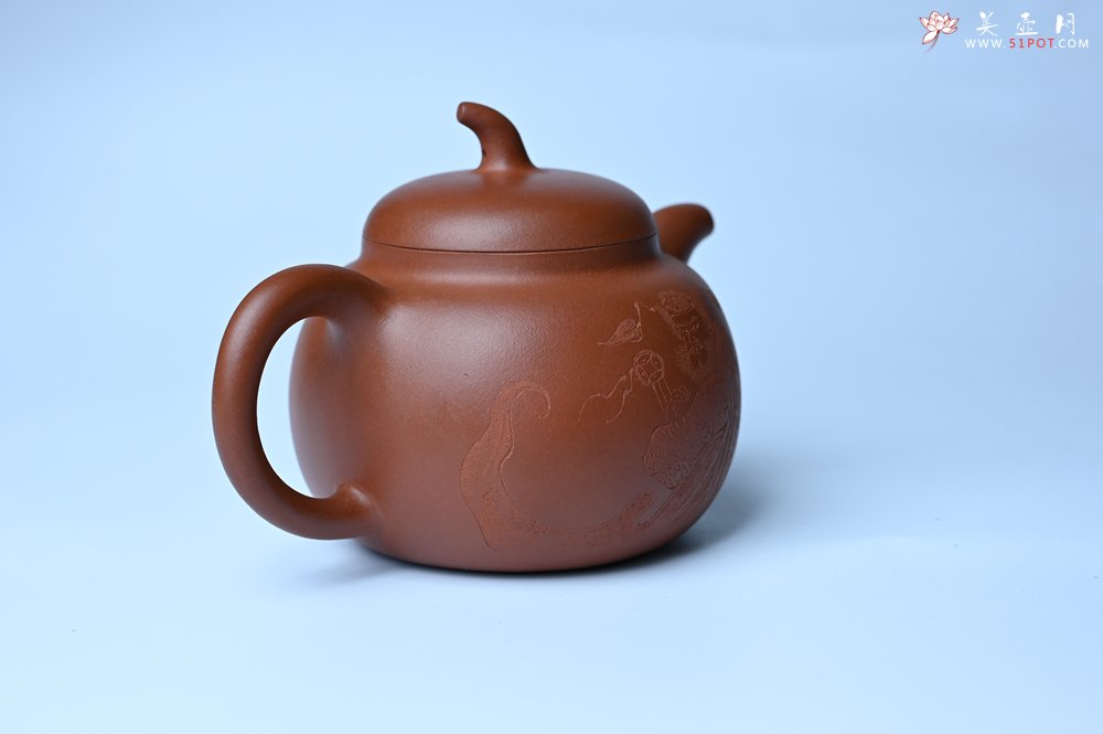 紫砂壶图片：特油润黄龙山小红泥全手工一捺底景舟茄段壶 装饰人物特文气 - 全手工紫砂壶网