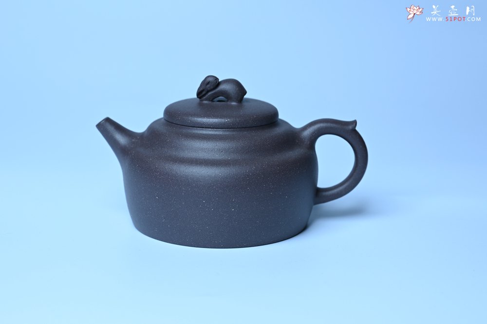 紫砂壶图片：美壶特惠 精品青灰泥玉兔紫砂壶 茶人醉爱 - 全手工紫砂壶网