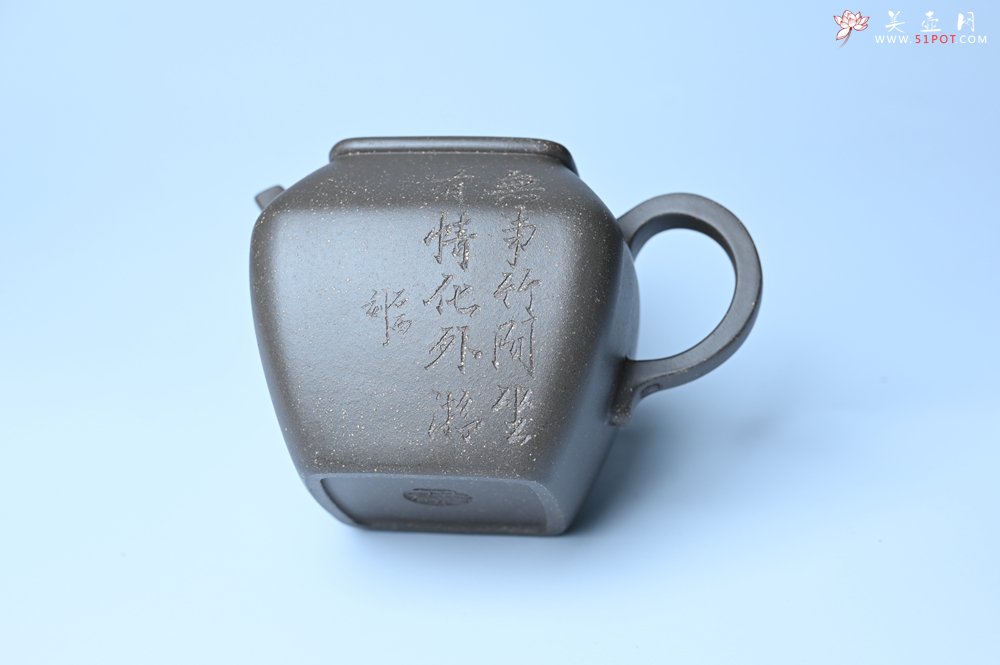 紫砂壶图片：美壶特惠 精致青灰段泥混方巨轮壶 茶壶 无事竹间坐 有情化外游 - 全手工紫砂壶网