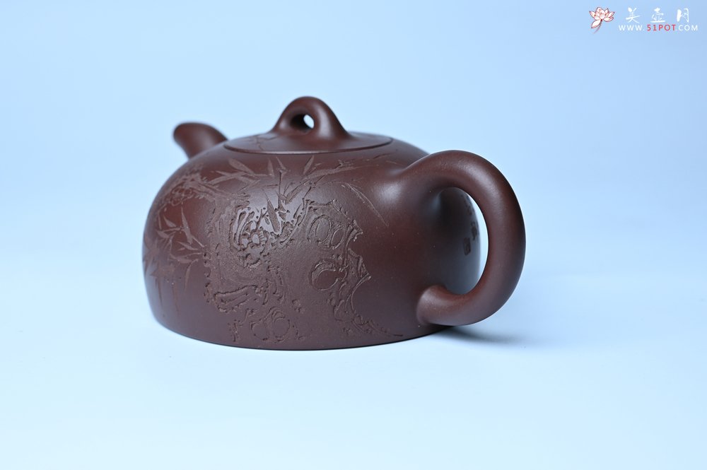 紫砂壶图片：潜力股周小培老师 油润底槽清 卡盖难度相当大 全手工半月紫砂壶 花间渴想相如露,竹不闲参陆羽经 - 全手工紫砂壶网