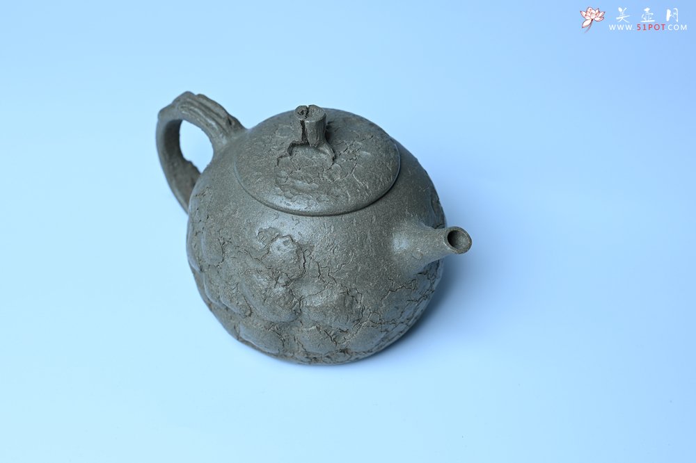 紫砂壶图片：美壶特惠 特好老青段泥云松供春壶 茶人醉爱 - 全手工紫砂壶网