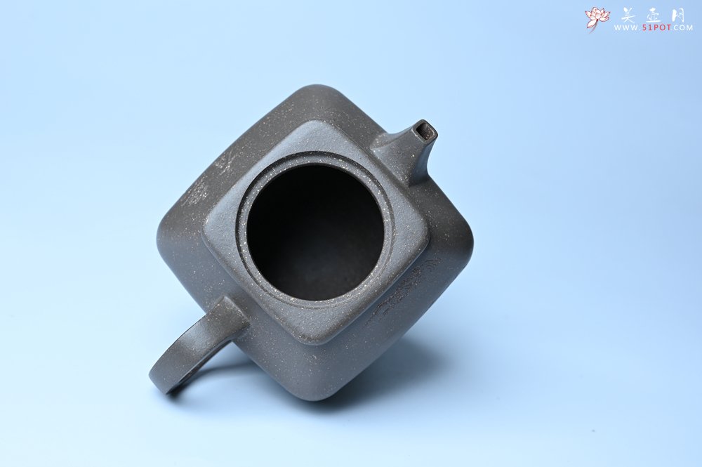 紫砂壶图片：美壶特惠 精致青灰段泥混方巨轮壶 茶壶 无事竹间坐 有情化外游 - 全手工紫砂壶网