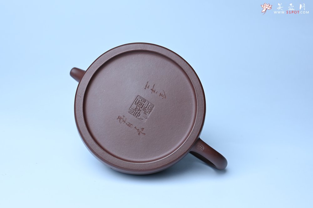 紫砂壶图片：潜力股周小培老师 油润底槽清 卡盖难度相当大 全手工半月紫砂壶 花间渴想相如露,竹不闲参陆羽经 - 全手工紫砂壶网