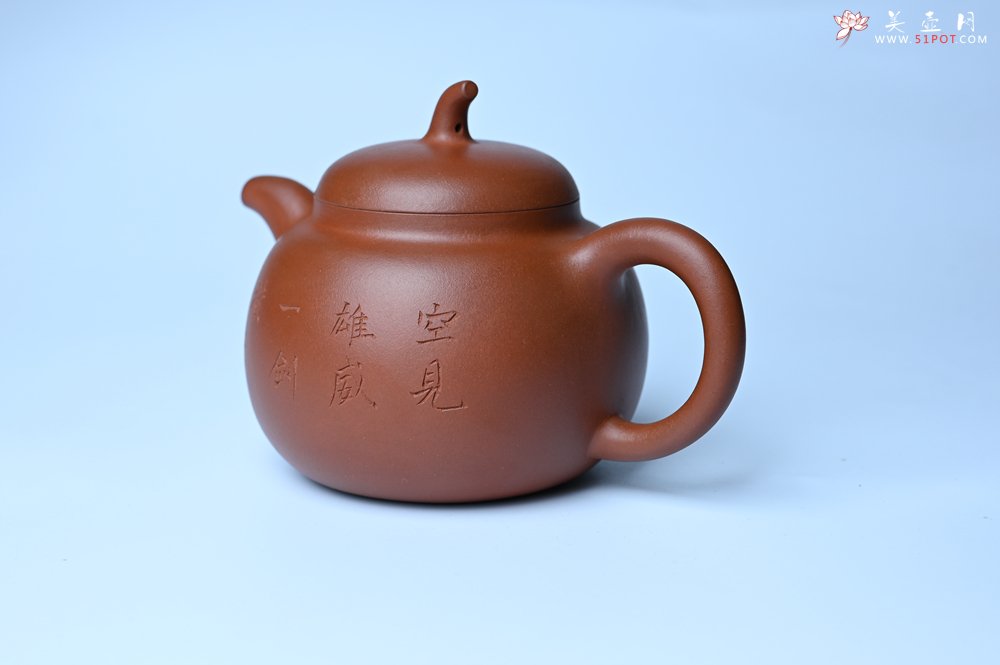 紫砂壶图片：特油润黄龙山小红泥全手工一捺底景舟茄段壶 装饰人物特文气 - 全手工紫砂壶网