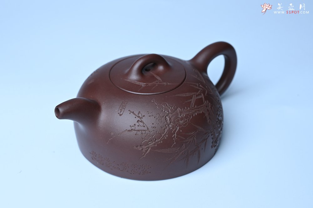 紫砂壶图片：潜力股周小培老师 油润底槽清 卡盖难度相当大 全手工半月紫砂壶 花间渴想相如露,竹不闲参陆羽经 - 全手工紫砂壶网