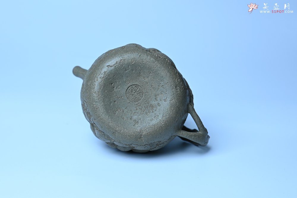 紫砂壶图片：美壶特惠 特好老青段泥云松供春壶 茶人醉爱 - 全手工紫砂壶网