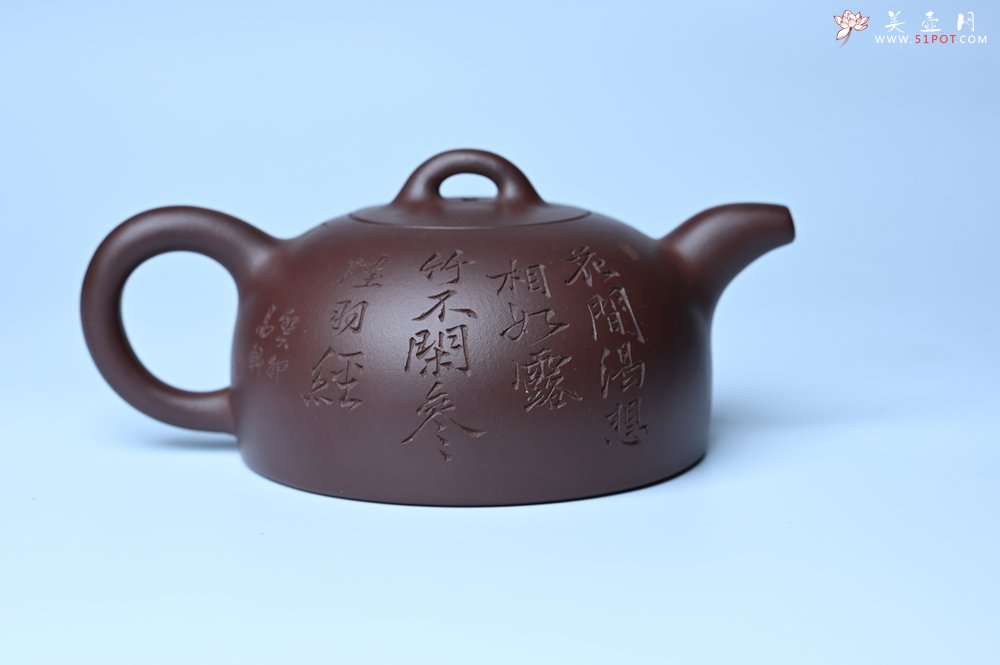 紫砂壶图片：潜力股周小培老师 油润底槽清 卡盖难度相当大 全手工半月紫砂壶 花间渴想相如露,竹不闲参陆羽经 - 全手工紫砂壶网