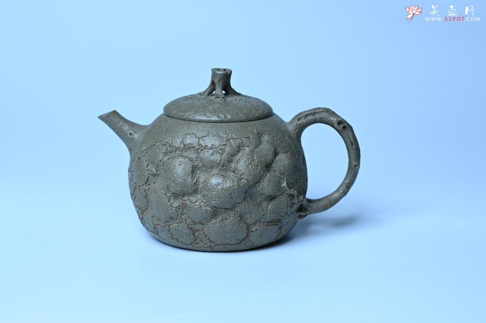 紫砂壶图片：美壶特惠 特好老青段泥云松供春壶 茶人醉爱 - 全手工紫砂壶网