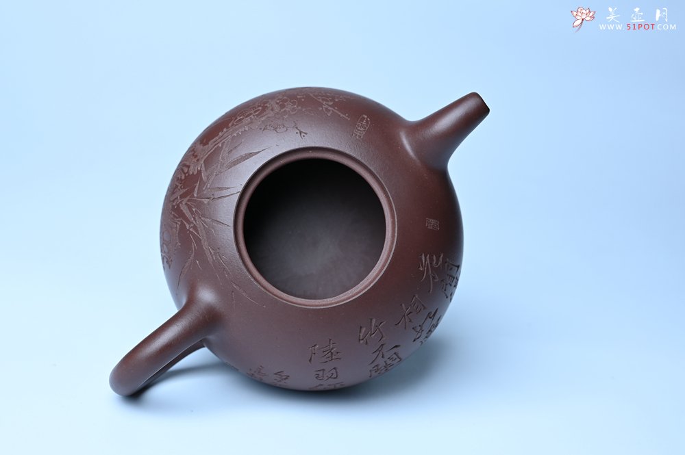 紫砂壶图片：潜力股周小培老师 油润底槽清 卡盖难度相当大 全手工半月紫砂壶 花间渴想相如露,竹不闲参陆羽经 - 全手工紫砂壶网