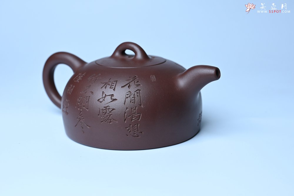 紫砂壶图片：潜力股周小培老师 油润底槽清 卡盖难度相当大 全手工半月紫砂壶 花间渴想相如露,竹不闲参陆羽经 - 全手工紫砂壶网