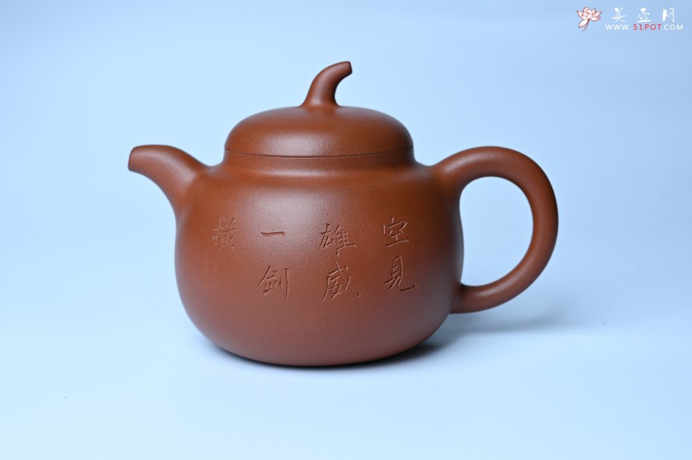 紫砂壶图片：特油润黄龙山小红泥全手工一捺底景舟茄段壶 装饰人物特文气 - 全手工紫砂壶网