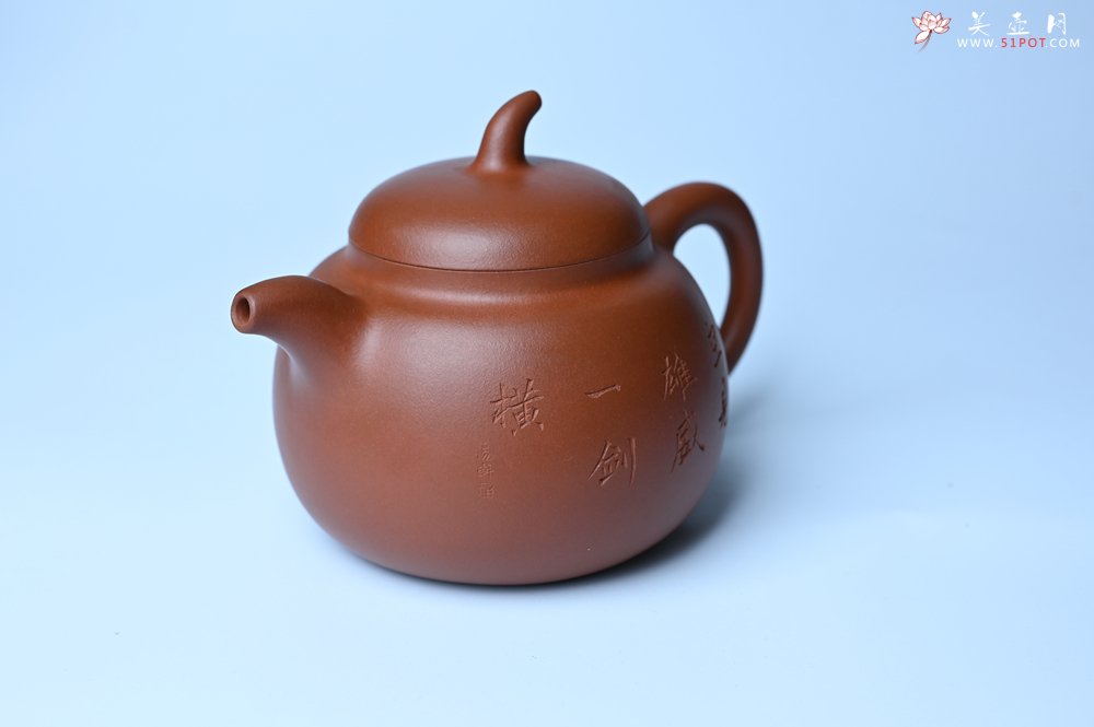 紫砂壶图片：特油润黄龙山小红泥全手工一捺底景舟茄段壶 装饰人物特文气 - 全手工紫砂壶网