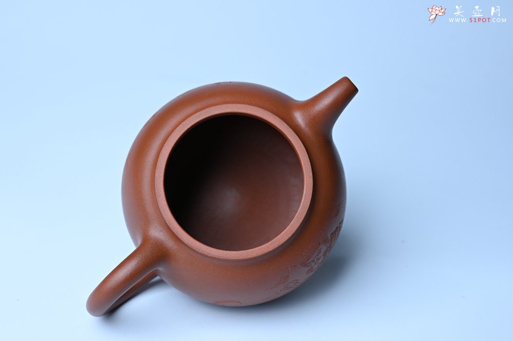 紫砂壶图片：特油润黄龙山小红泥全手工一捺底景舟茄段壶 装饰人物特文气 - 全手工紫砂壶网