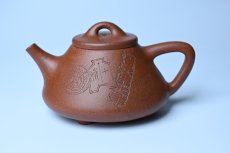 紫砂壶图片：潜力股周小培全手工降坡泥子冶石瓢 范小君徒杨志超装饰古钱币 饮之延年 特文气 - 全手工紫砂壶网