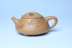 紫砂壶图片：潜力股周小培全手工老黄段泥（家藏老料 油润无比 识者自知）景舟石瓢 装饰鳜鱼图 双贵图 寓意富贵如意 - 全手工紫砂壶网