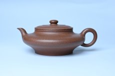 紫砂壶图片：潜力股周小培 特好文革老紫泥 全手工虚扁壶 难度大 好壶期待与您结缘 - 全手工紫砂壶网