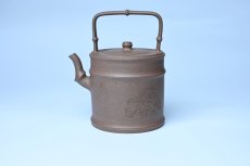 紫砂壶图片：美壶特惠 特好老段泥 精工知（知了）足（竹子）提梁 挺拔秀雅 - 全手工紫砂壶网