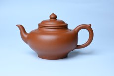 紫砂壶图片：潜力股周小培全手工演绎朱泥笑樱壶 中品难度大 - 全手工紫砂壶网