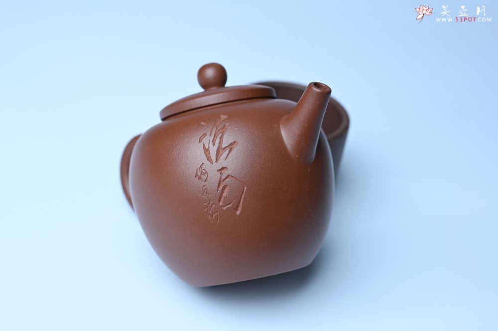 紫砂壶图片：毛国强入室弟子黄云初 特好老紫泥清莲壶 何水法书法清白 刘世涛伯陶刻 - 全手工紫砂壶网