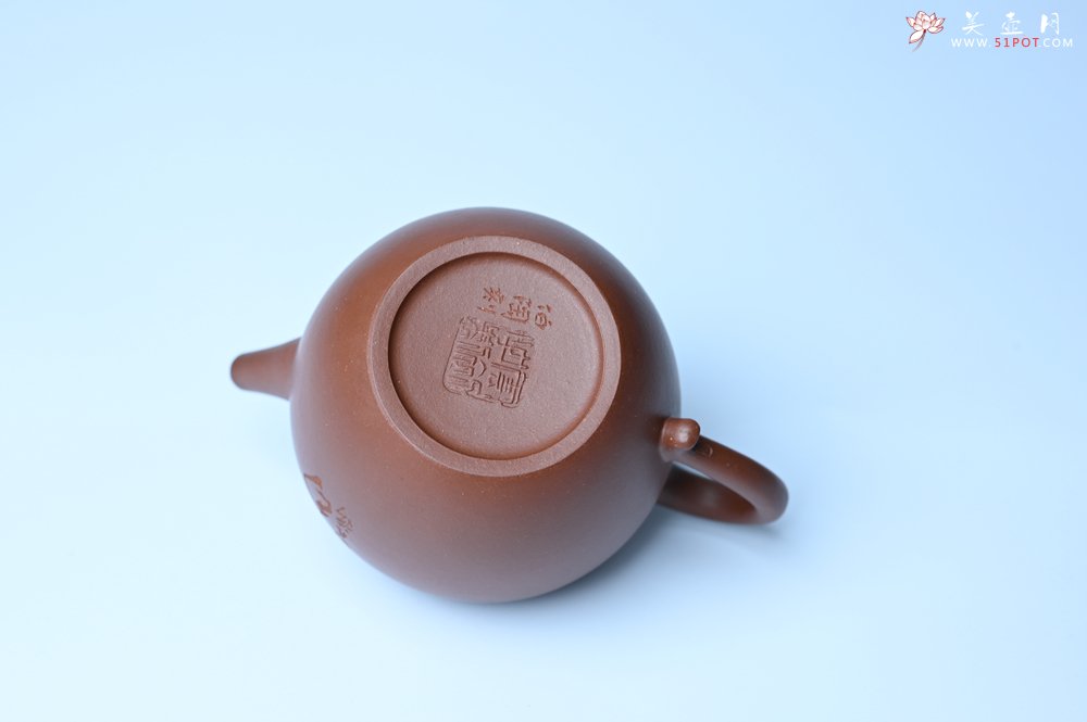 紫砂壶图片：毛国强入室弟子黄云初 特好老紫泥清莲壶 何水法书法清白 刘世涛伯陶刻 - 全手工紫砂壶网