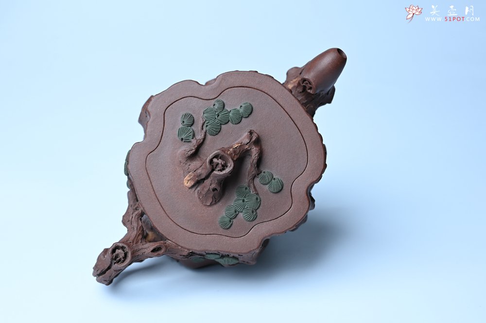 紫砂壶图片：实力派国工奚亮 全手工双色松桩壶 此壶灵动刻画描绘松桩之形 - 全手工紫砂壶网