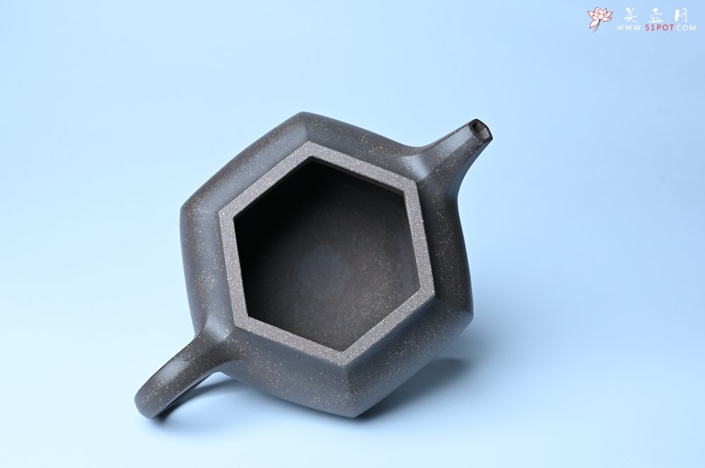 紫砂壶图片：实力派张海艳全手工精工老青灰泥六方仿古壶 气势磅礴 线面挺括平正 - 全手工紫砂壶网