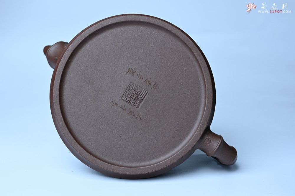 紫砂壶图片：美壶年底特惠 精品松竹梅紫砂壶 清虚静泰 暮色苍茫看劲松 乱云飞渡仍从容 - 全手工紫砂壶网