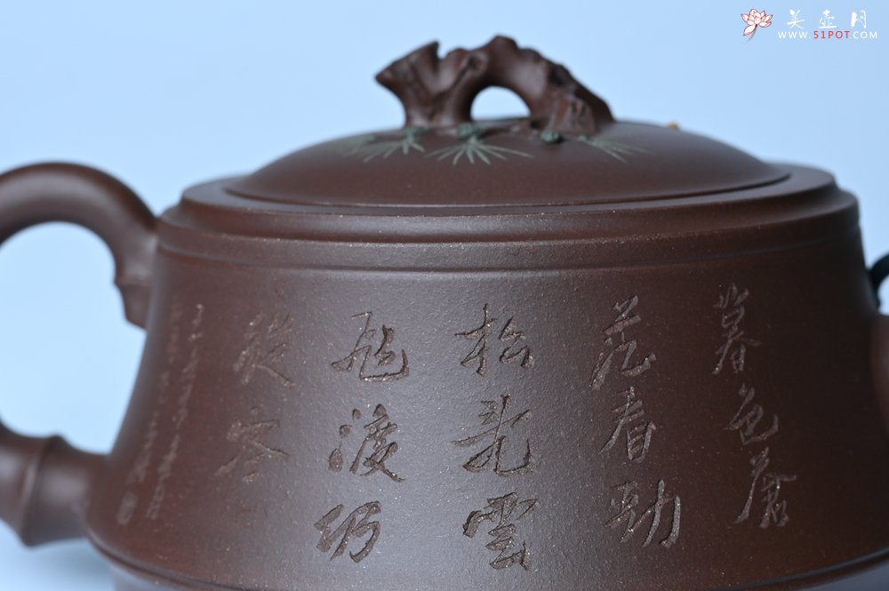 紫砂壶图片：美壶年底特惠 精品松竹梅紫砂壶 清虚静泰 暮色苍茫看劲松 乱云飞渡仍从容 - 全手工紫砂壶网