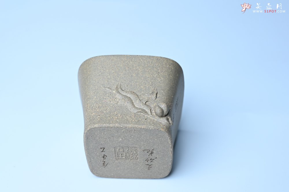 紫砂壶图片：实力派国工周斌（周镔） 采用8000块一捆的特好青段 全手工四方寿桃主人杯 观桃杯 - 全手工紫砂壶网