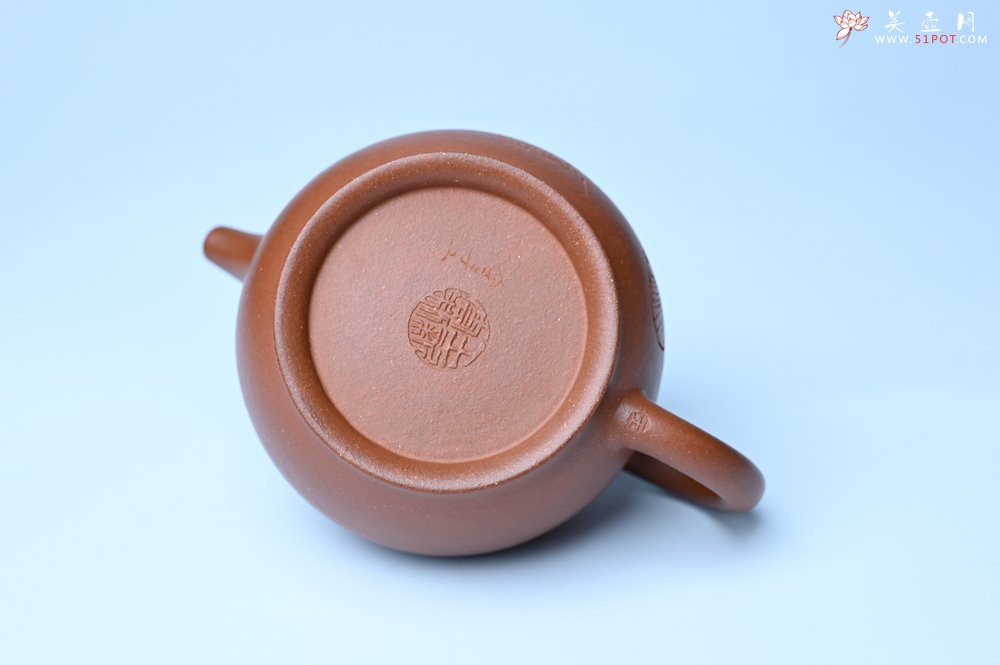紫砂壶图片：美壶特惠 王老师 全手工红降坡泥潘壶 国助工 易轩 范小君徒杨志老师刻绘 装饰小富贵特文气 - 全手工紫砂壶网