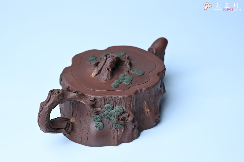 紫砂壶图片：实力派国工奚亮 全手工双色松桩壶 此壶灵动刻画描绘松桩之形 - 全手工紫砂壶网