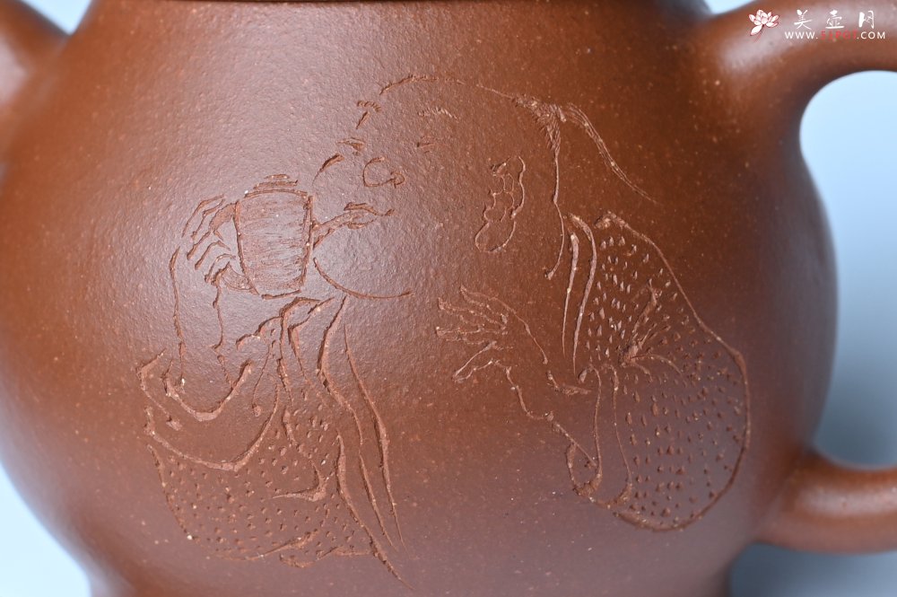 紫砂壶图片：美壶特惠 王老师 全手工红降坡泥潘壶 国助工 易轩 范小君徒杨志老师刻绘 装饰小富贵特文气 - 全手工紫砂壶网
