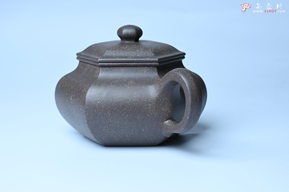 紫砂壶图片：实力派张海艳全手工精工老青灰泥六方仿古壶 气势磅礴 线面挺括平正 - 全手工紫砂壶网