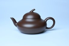 紫砂壶图片：美壶特惠 特好老紫泥茄段梨形壶 茶人醉爱 - 全手工紫砂壶网