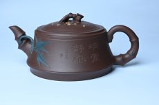 紫砂壶图片：美壶年底特惠 精品松竹梅紫砂壶 清虚静泰 暮色苍茫看劲松 乱云飞渡仍从容 - 全手工紫砂壶网