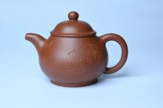 紫砂壶图片：美壶特惠 王老师 全手工红降坡泥潘壶 国助工 易轩 范小君徒杨志超老师刻绘 装饰小富贵特文气 - 全手工紫砂壶网