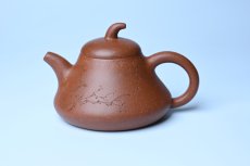 紫砂壶图片：美壶特惠 潜力股王老师 全手工拍打成型茄瓢壶 装饰枯枝鸟 特文气 - 全手工紫砂壶网