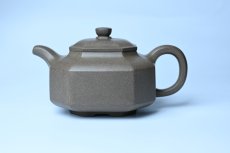 紫砂壶图片：实力派张海艳全手工蟹壳老青段泥精工八方侧角壶 气势磅礴 - 全手工紫砂壶网