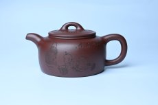 紫砂壶图片：潜力股周小培老师 4号井深井红皮龙 全手工过桥井栏壶 装饰人物特文气 - 全手工紫砂壶网