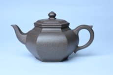 紫砂壶图片：实力派张海艳全手工特好老青灰段泥六方笑樱壶 做工灰常精致 气韵流畅 - 全手工紫砂壶网