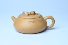 紫砂壶图片：美壶特惠 特好黄龙山段泥香桃壶 桃和叶特灵动 仿生佳作 - 全手工紫砂壶网