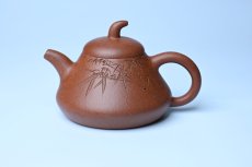 紫砂壶图片：美壶特惠 潜力股王老师 全手工拍打成型茄瓢壶 装饰居不可无竹 特文气 - 全手工紫砂壶网