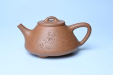 紫砂壶图片：油润五彩段泥 全手工薄胎子冶石瓢 难度大 骨肉匀挺 文气装饰罗汉图 - 全手工紫砂壶网