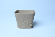 紫砂壶图片：实力派国工周斌（周镔） 采用8000块一捆的特好青段 全手工四方寿桃主人杯 观桃杯 - 全手工紫砂壶网